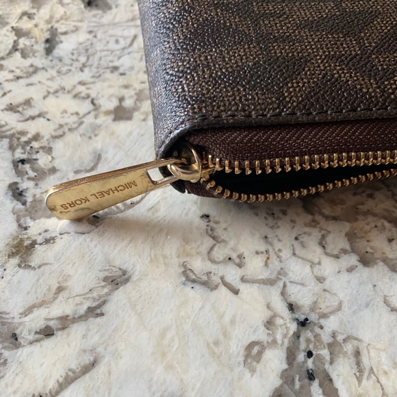 Michael Kors Large Jet Set Travel Logo Wallet EUC - Picture 7 of 13